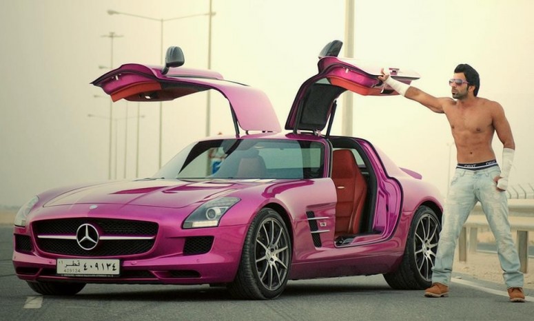 Гомосексуальный Mercedes SLS: цвет розовый