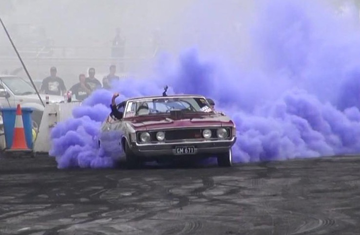 Автошоу Summernats: фиолетовый дым и летающие куски шин [3 видео]