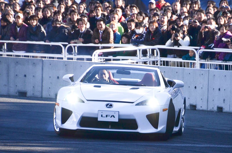 Неожиданное появление Lexus LFA Roadster на Токийском автосалоне [видео]