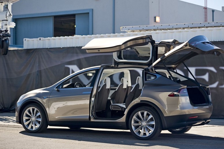 Tesla Model X: первый в мире электрический кроссовер [фото]