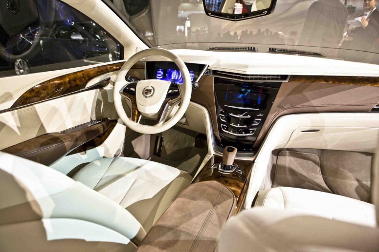 Cadillac XTS: вибрирующее сидение предупредит водителя об опасности [видео]