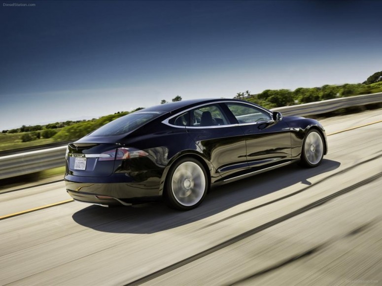 Электрокар Tesla Model S проезжает 515 км в смешанном цикле
