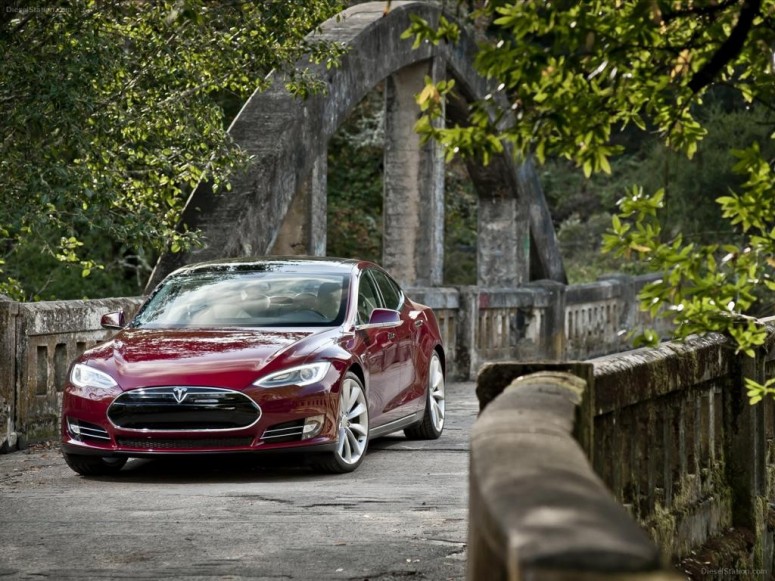 Электрокар Tesla Model S проезжает 515 км в смешанном цикле