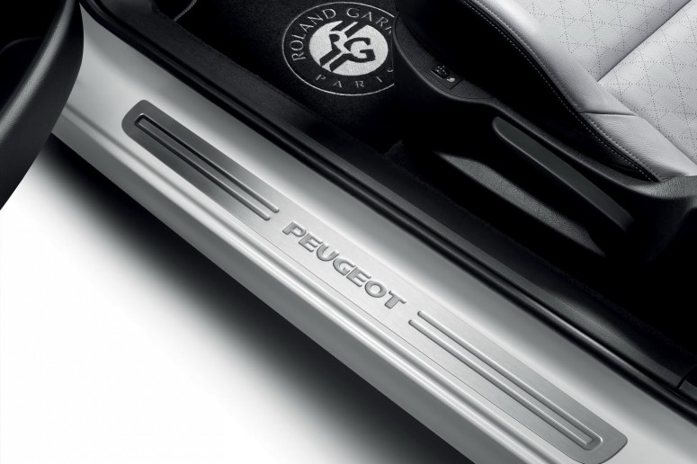 Peugeot предложило специальные издания 207 и 308 СС Roland Garros