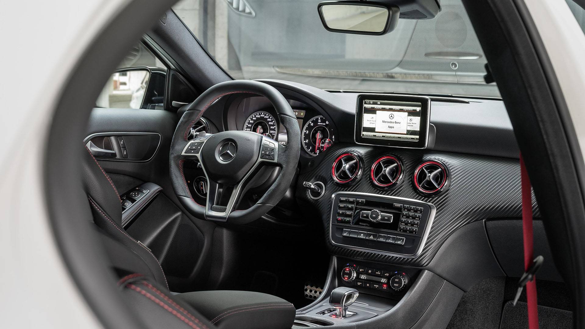 Mercedes подробно рассказал о самой доступной модели A45 AMG - 5