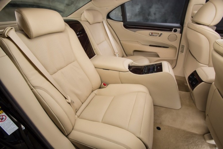 Lexus показал обновленную флагманскую модель LS 2013