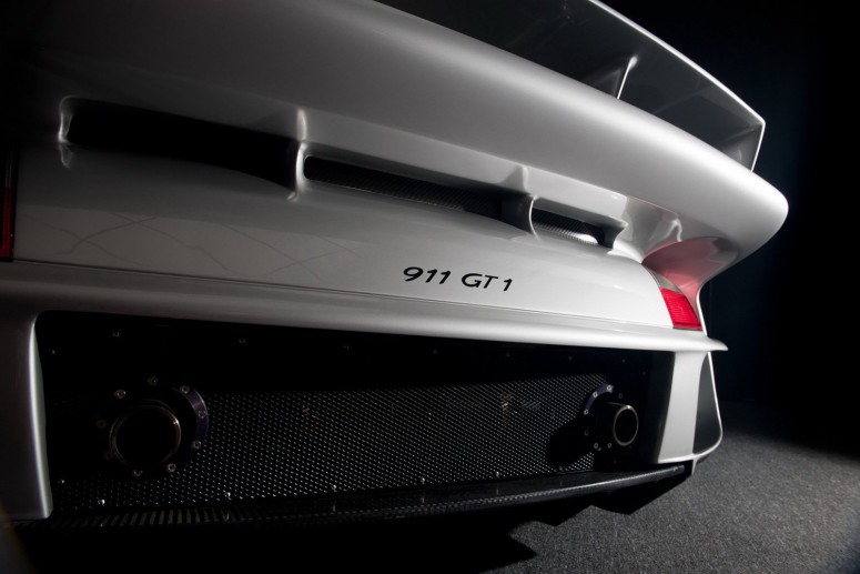 Porsche 911 GT1: замаскированный гоночный автомобиль пойдет на аукцион [2 видео]