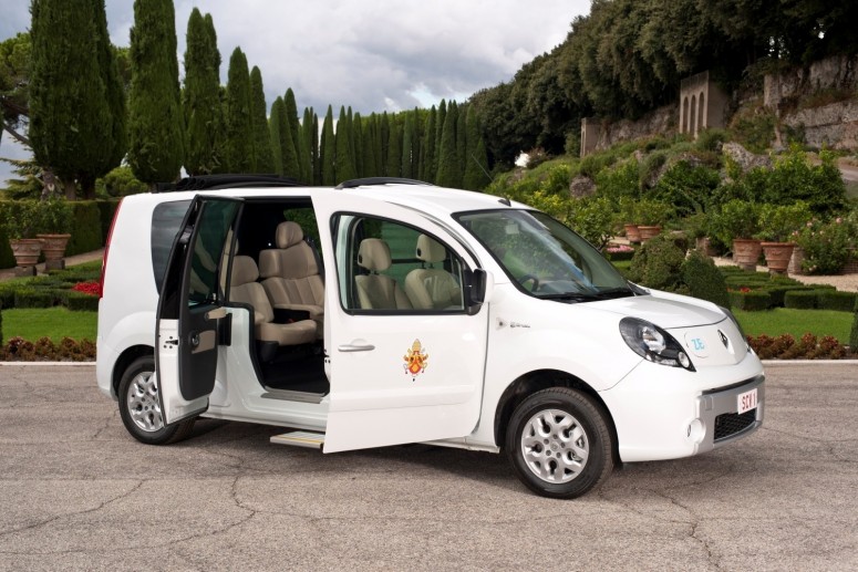 Бенедикт XVI получил от Renault два электрических «папомобиля» Kangoo