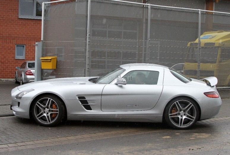 Электрический Mercedes SLS AMG E-Cell фотошпионы поймали без камуфляжа