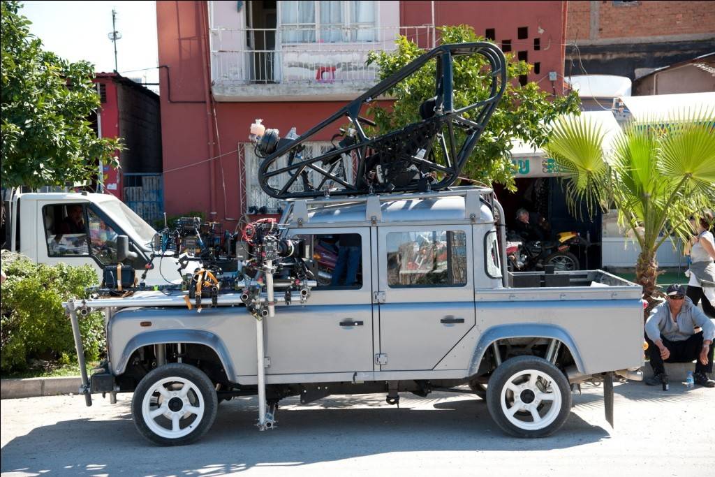 В честь золотого юбилея Бонда Jaguar и Land Rover выставят в Париже - 2