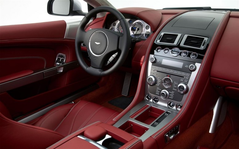 Aston Martin DB9 2013 похож на позапрошлогоднее поколение