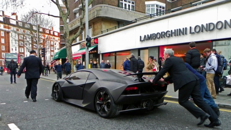 Как первую Lamborghini Sesto Elemento закатывали в лондонский шоу-рум [видео]