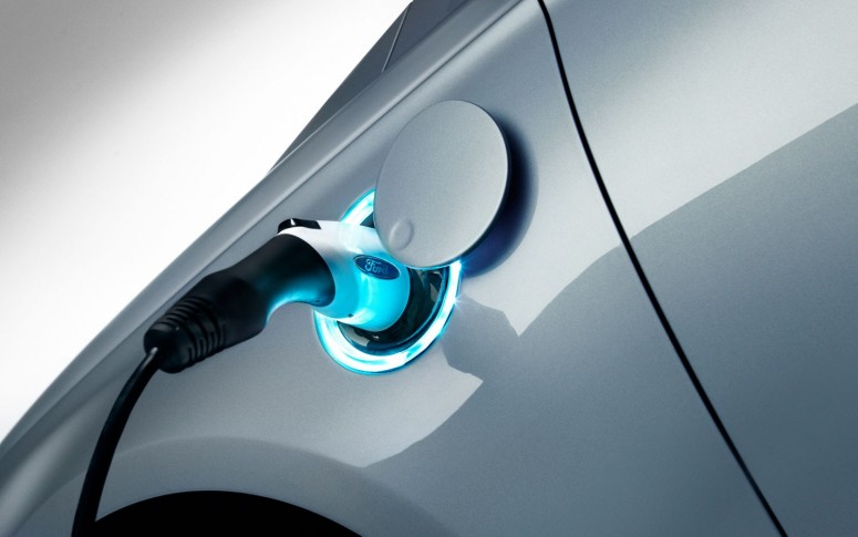 2013 Ford Fusion Energi предлагает расход топлива в 2,4 литра
