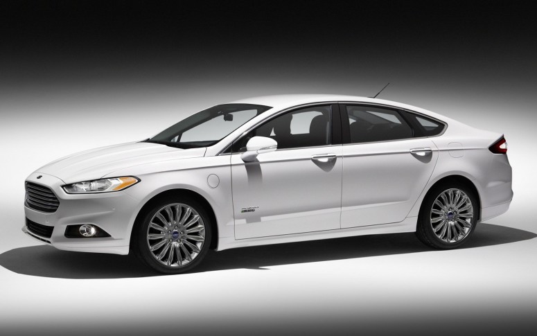 2013 Ford Fusion Energi предлагает расход топлива в 2,4 литра