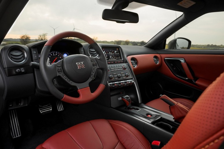 Обновленный 2013 Nissan GT-R пришел в Европу