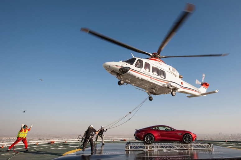 Дубаи: Aston Martin Vanquish подняли на 300 метров в высоту [видео]