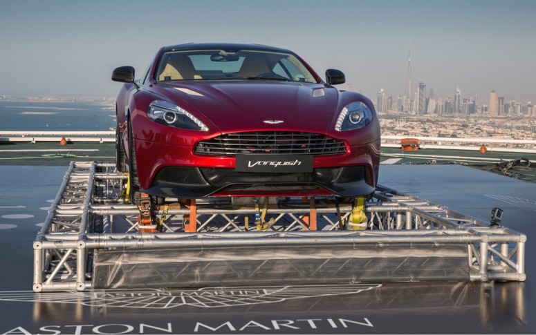 Дубаи: Aston Martin Vanquish подняли на 300 метров в высоту [видео]