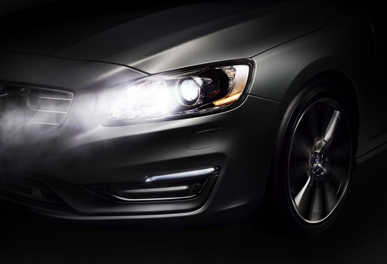 Volvo показала адаптивный дальний свет, который не нужно выключать [видео]