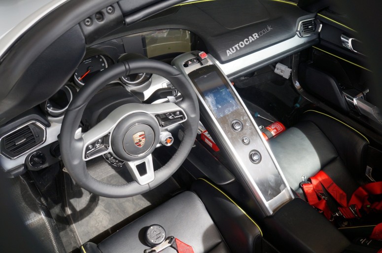 На тестах Porsche показала арабам предсерийную версию 918 Spyder