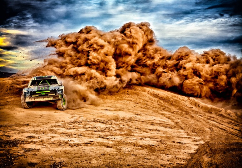 Пустыня Мохаве: 850-сильный пикап против Nissan GTR [видео]