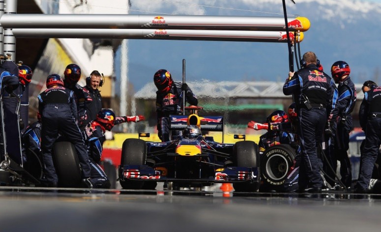 Команда Red Bull Racing меняет четыре шины за 2 секунды [2 видео]