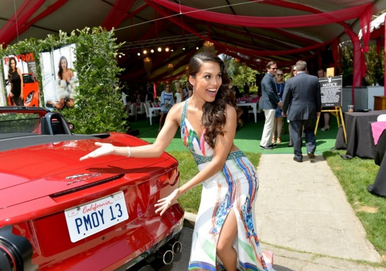 Подружке года Playboy, Ракель Помплан, подарили Jaguar F-Type [фото]