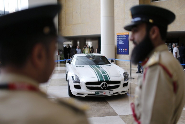 Почему в Дубае полиция ездит на суперкарах: полная история