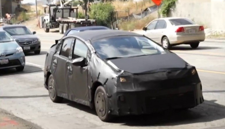 2015 Toyota Prius получит новые батареи и расход до 3,92 л/100 км [фото]