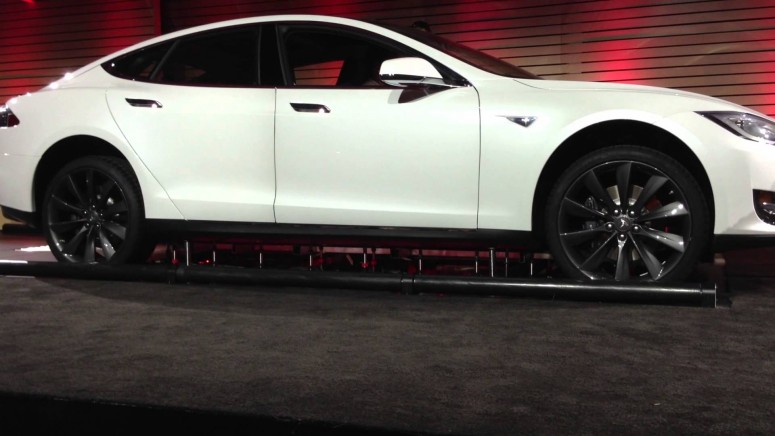 Tesla: замена батареи займет 90 секунд [видео]