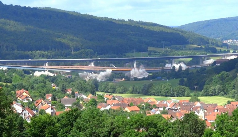 В Германии взорвали виадук, расположенный рядом с новым мостом [3 видео]
