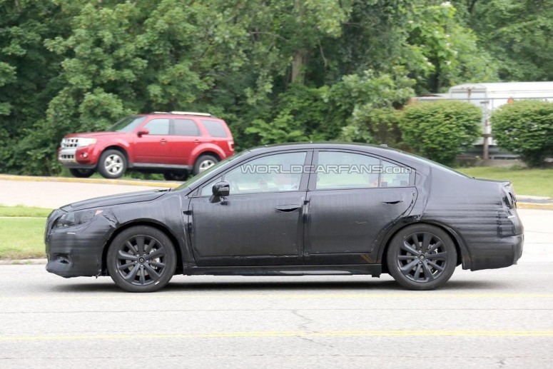 Subaru Legacy 2015 проходит дорожные испытания [фото]