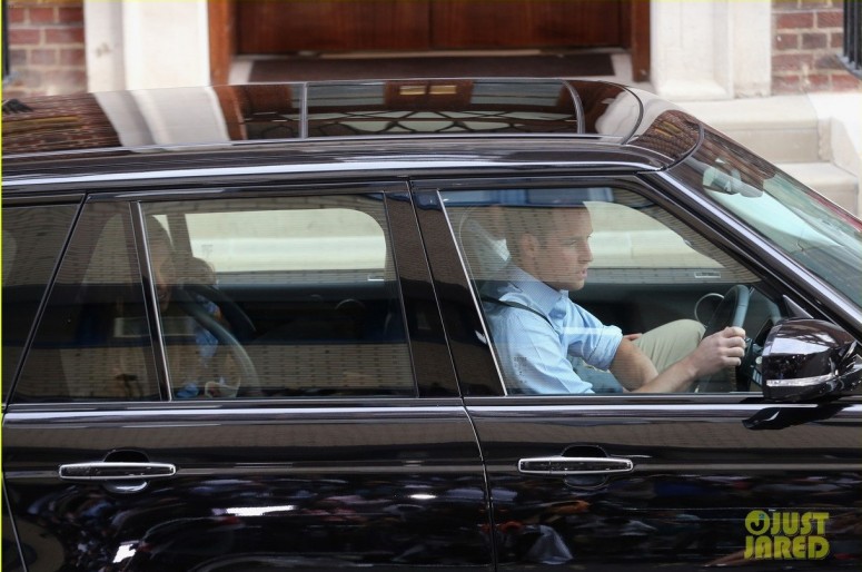 Принц Уильям увез новорожденного малыша на Range Rover [видео]