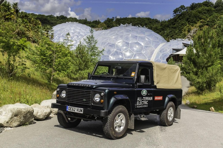 Электрический Land Rover Defender заступил на службу в ботанический сад