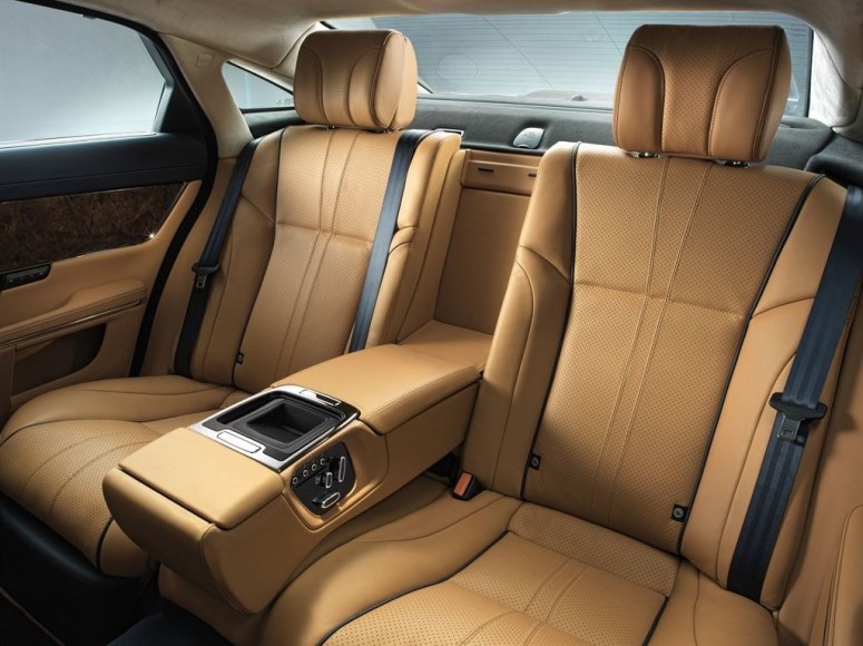 Jaguar XJ 2014 расширил список оснащения для задних пассажиров