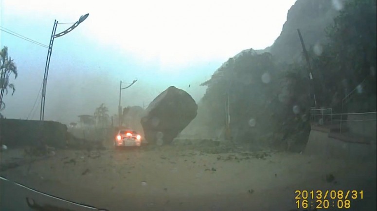 Тайвань: кусок скалы рухнул на автомобиль [видео]