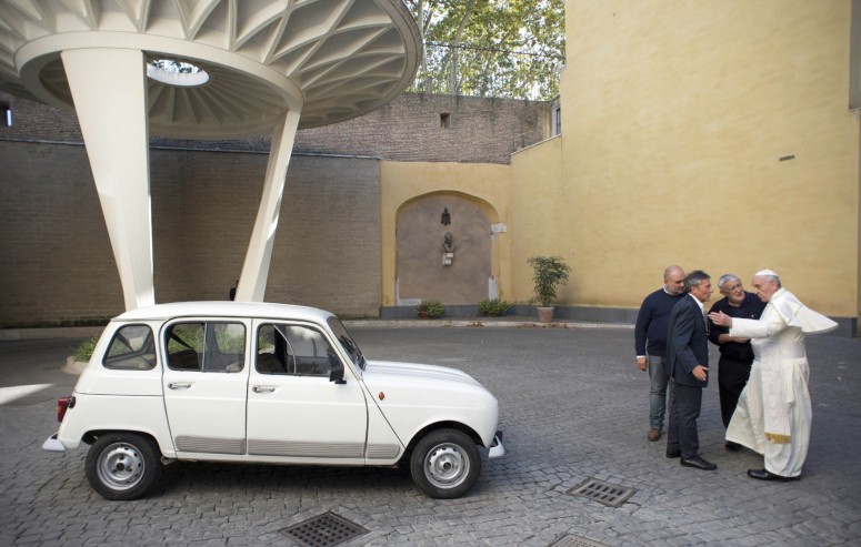 Папа Римский Франциск получил в дар старенький Renault 4 [фото]