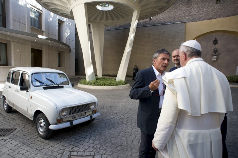 Папа Римский Франциск получил в дар старенький Renault 4 [фото]