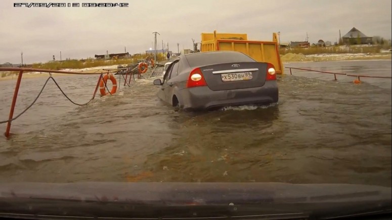 В России на понтонно-мостовой переправе тонут машины [видео]