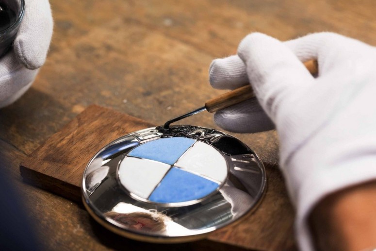 Одноразовый седан BMW 760Li Sterling украсили серебром