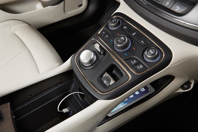 2015 Chrysler 200 получил опциональный полный привод и новые двигатели