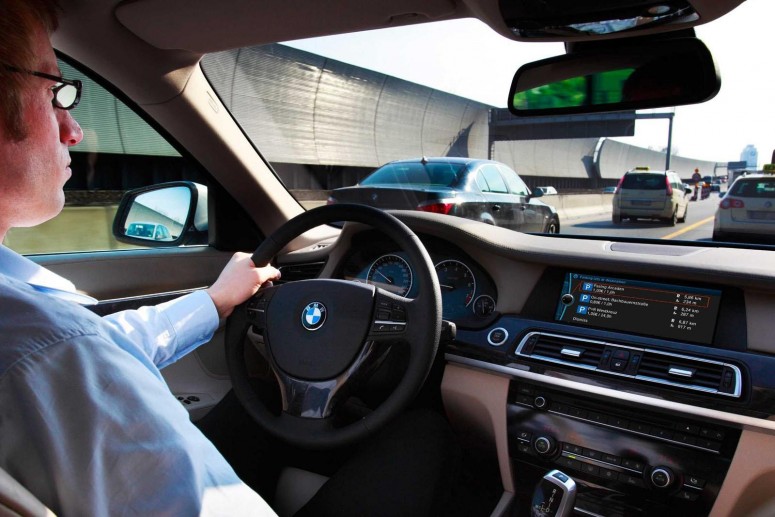 Система BMW подскажет о скидках на АЗС или в магазинах по дороге