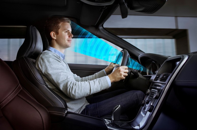 Датчики Volvo определят, когда водитель отвлекается от дороги