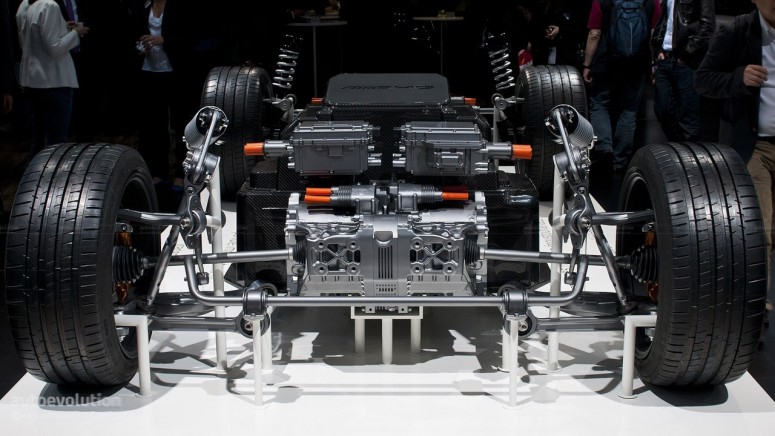 Mercedes будет использовать инженеров F1 для разработки дорожных машин
