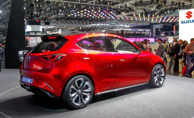 Mazda 2: стали известны японская спецификация и цены