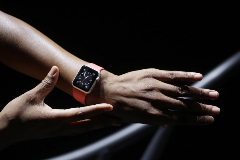 Британия уже запретила водителям «умные» часы Apple Watch