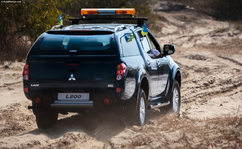 Испытание внедорожников Mitsubishi: езда по песку [фото]