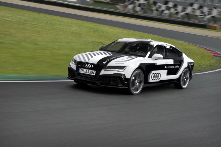 Audi RS 7 выйдет на гоночную трассу без водителя [2 видео]