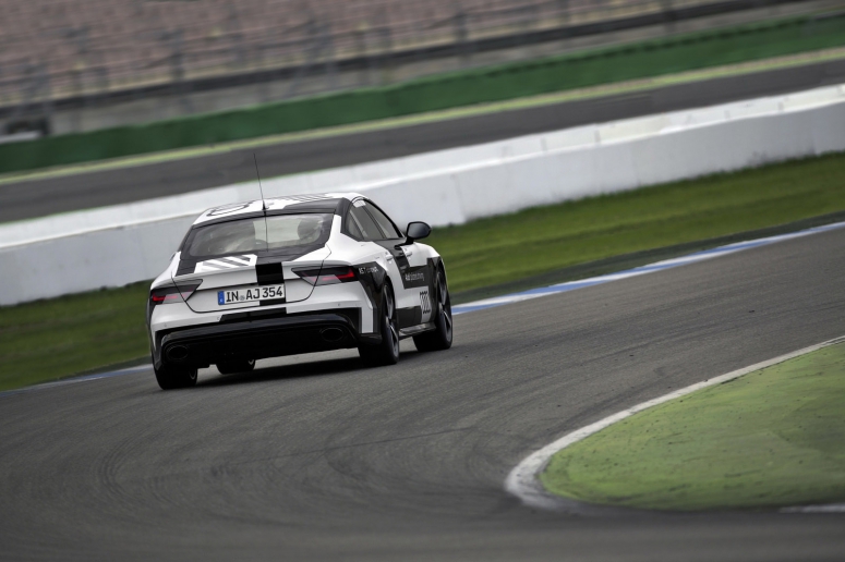 Audi RS 7 выйдет на гоночную трассу без водителя [2 видео]
