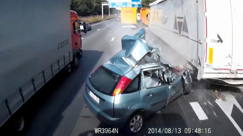 Страшная авария в Брюгге: обгон справа [видео]