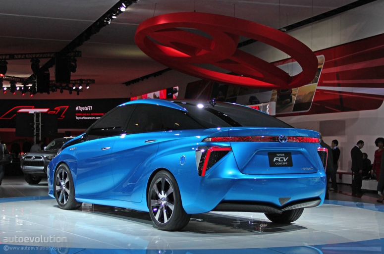 Toyota Mirai: водородная технология пошла в серию [видео]